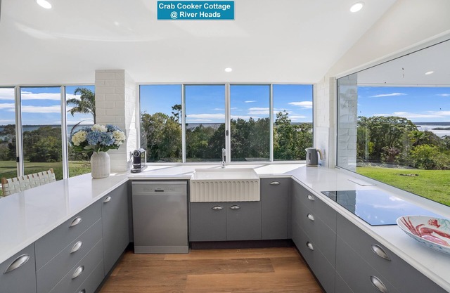 Luxurious pet friendly Cottage at River Heads, the gateway to Fraser Island