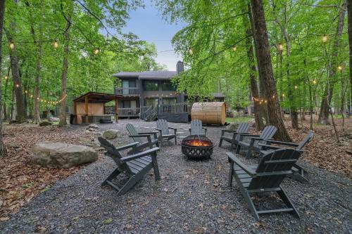 Luxurious Poconos Retreat - Hot Tub, Sauna, Games