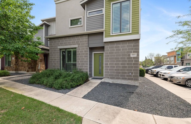 LUXURIOUS Posh Condo 3 Beds/3 Full Baths! Upscale Deco 5 Minutes From The Domain