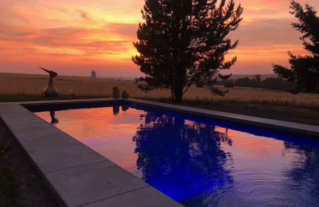 Luxurious, private country estate - 5 min. from downtown, wineries & outdoor rec