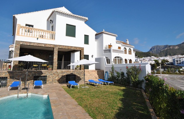 Luxurious property with more than 400 meters habitable, private pool and garden.