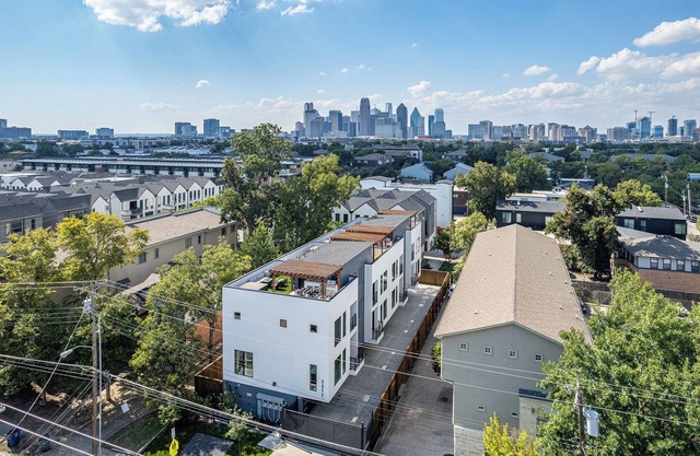 Luxurious Retreat ~ Gated ~ Hot Tub ~ Skyline View of Downtown Dallas ~ BBQ