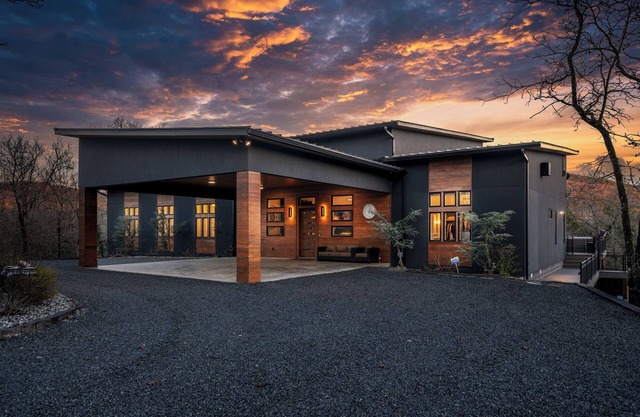 Luxurious Retreat Private Creek View Pool Hot-tub