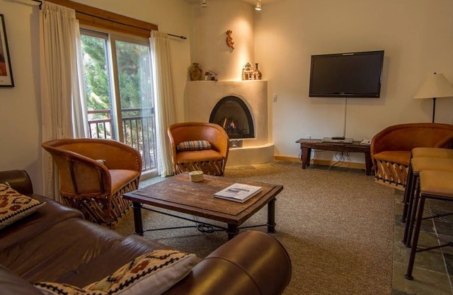 Luxurious Ski Condo 2 min From Lifts, Full Kitchen and More