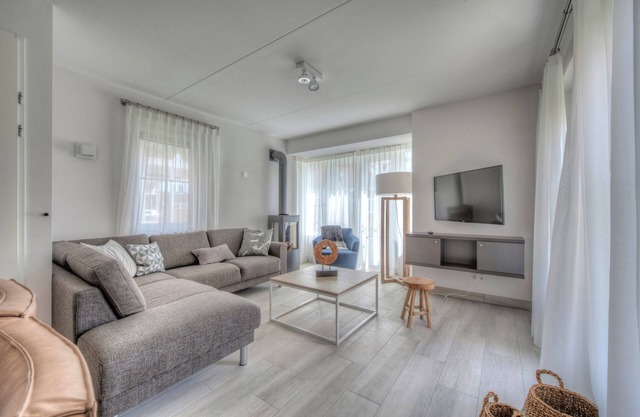 Luxurious stately villa with 3 bathrooms, 1km from the beach