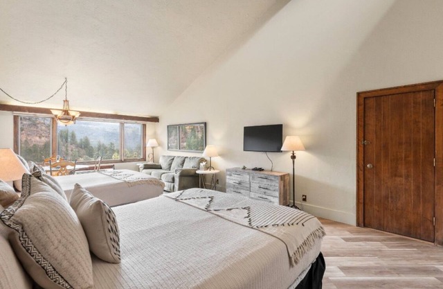Luxurious studio condo in lovely Durango, Colorado. Stay and Play year round.