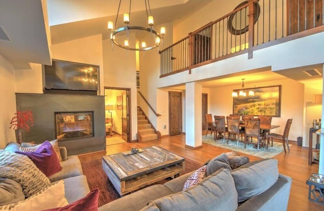 Luxurious Top-Floor Penthouse w/Fireplace, Balcony, & Stunning Mountain Views