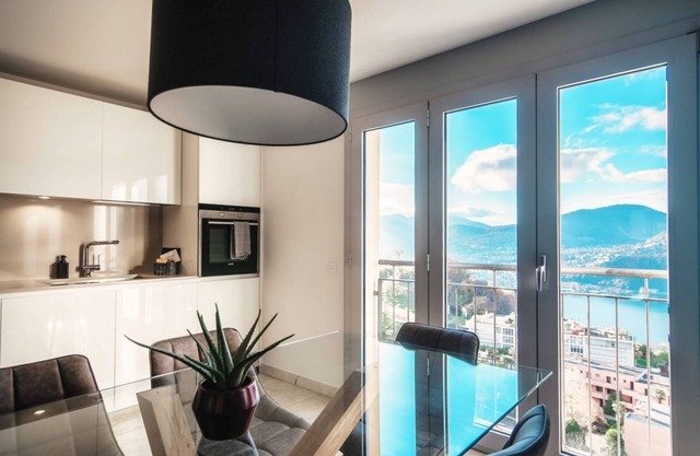 Luxurious two-bedroom apartment with Lake View (COLLINA D'ORO)
