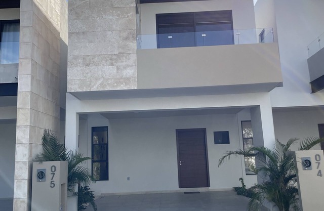 Luxurious villa, 2 swimming pools, 1 gym, quiet location close to the sea