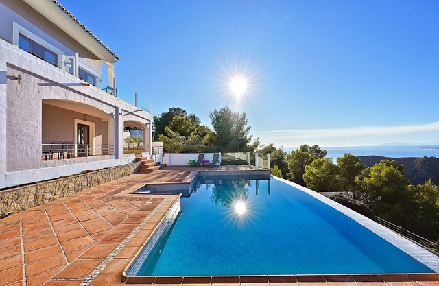 Luxurious villa - 7 min from the beach!