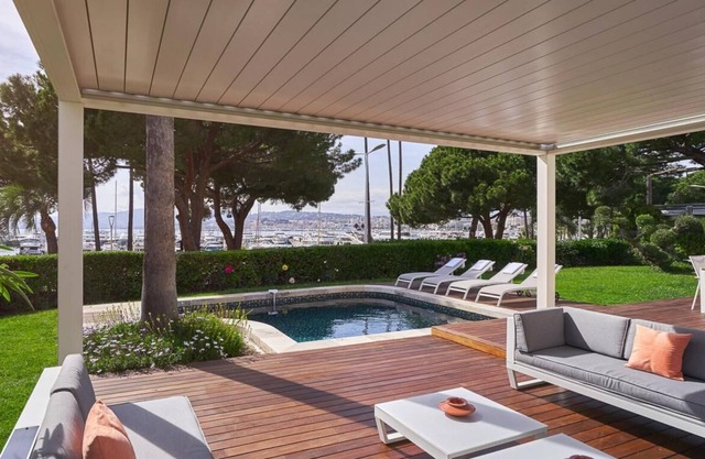 Luxurious Villa on Cannes' Croisette: Stunning Views, Pool, Sleeps 10