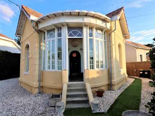 Luxurious villa with private spa near beach