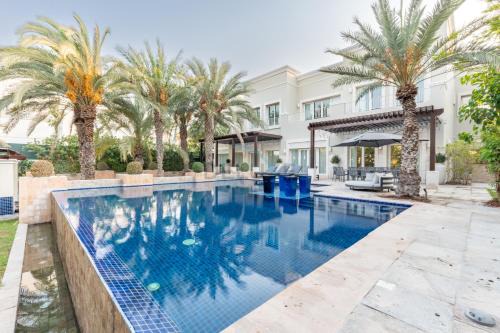 Luxurious Villa with Private Pool, Game Lounge and Minutes from Dubai Marina and JBR Beach, Emirates Hills by Deluxe Holiday Homes
