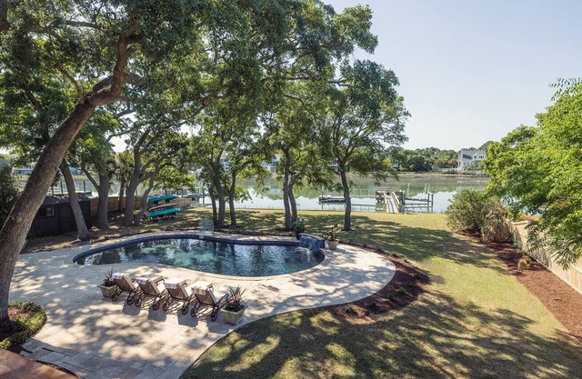 Luxurious Waterfront Getaway, minutes from Folly Beach