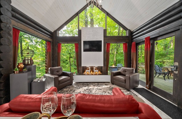 Luxurious Zen Gardens,Private Waterfall-Hot Tub-Fire Table-Kayaks-Bikes-King Bed