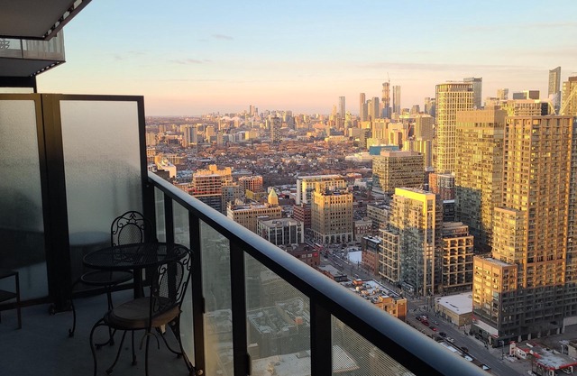 LUXURY 1 BED +DEN, 1 BATH AT THE WELL DOWNTOWN TORONTO. 3 MIN WALK TO CN TOWER