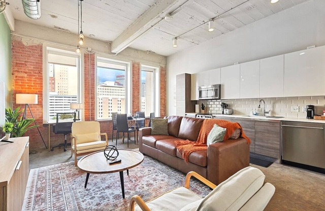 Luxury 1 Bed Downtown Views, POOL/GYM/Theater Room