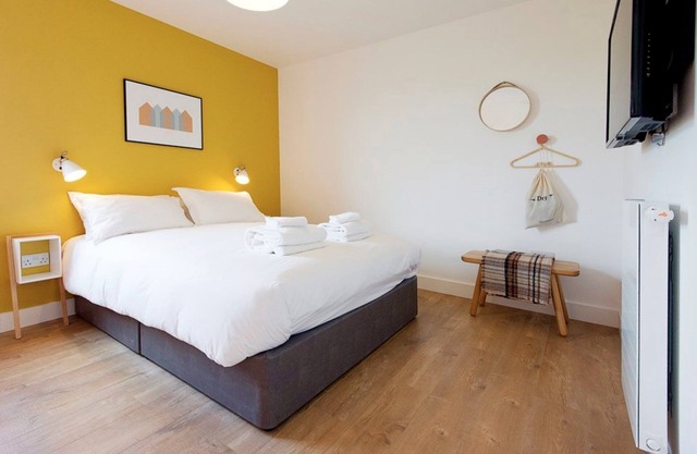 Luxury 1 Bed Room Stylish and contemporary double room with private bathroom within the iconic Inn a