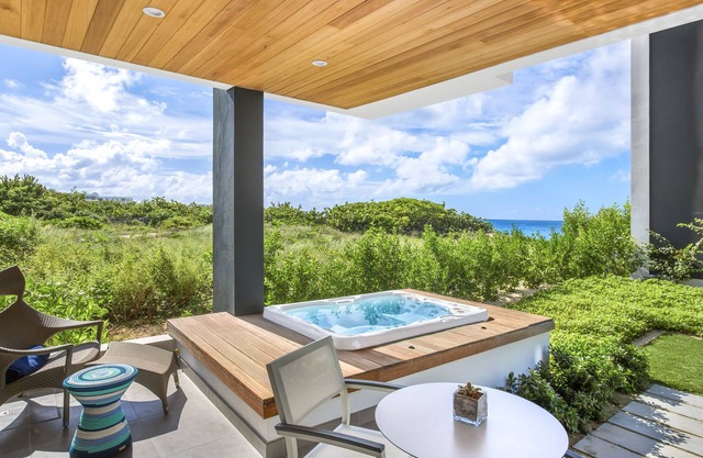 Luxury 1-Bedroom + Hot Tub at Award-Winning Tranquility Beach on Meads Bay Beach