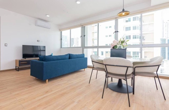 Luxury 1 bedroom apt with free parking