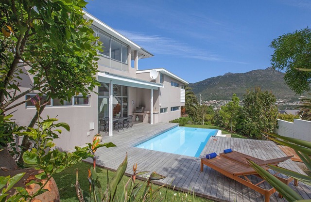 Luxury 12 bed villa with pool & amazing views, no load-shedding, aircon