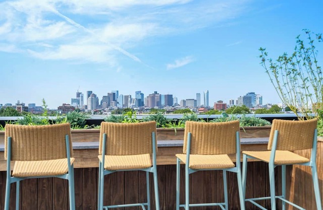 Luxury 1BR Next to the Airport 6779