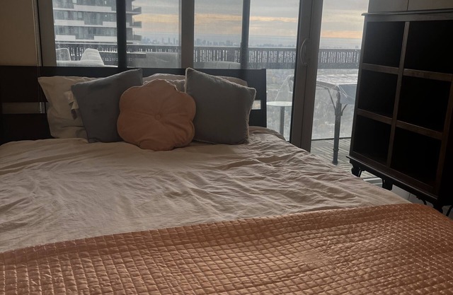 Luxury 2 bed 2 bath in 50th floor midtown Toronto,