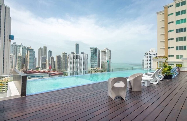 Luxury 2 bedroom apt free parking and balcony