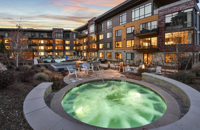 Luxury 2 Bedroom Ski in Ski Out 2 Condo