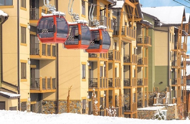 Luxury 2 BR 2 bath-Ski right outside doorway *Available Feb 17- Feb 20, 2023 🎉