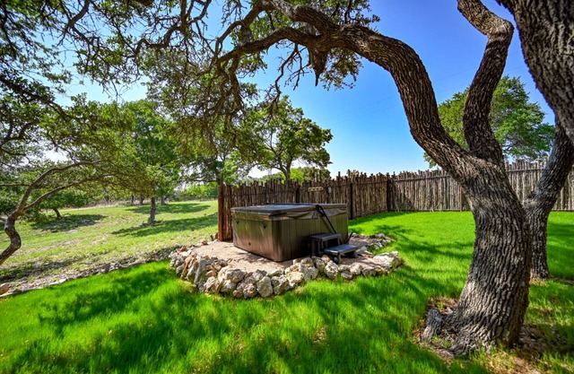 Luxury 23-ac Ranch Hot Tub and Hill Country Views!