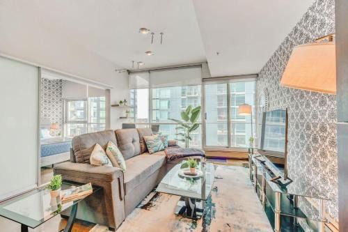Luxury 2BR Condo - King Bed - Stunning City Views