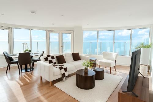 Luxury 2BR Penthouse in Harrow with Balcony, Private Gym, Games Room & Guests Lounge