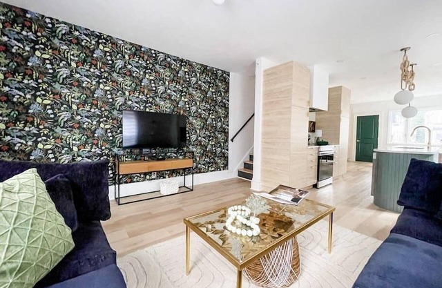 *Luxury 3 Bed 2.5 Bath/Prime Park Ave. Location*