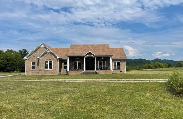 Luxury 3-bedroom/3-bath/5-acre retreat in the tranquil foothills of TN