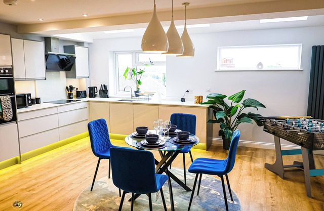 Luxury 3 Bedroom House with Parking, Perfect for Contractors and Relocations