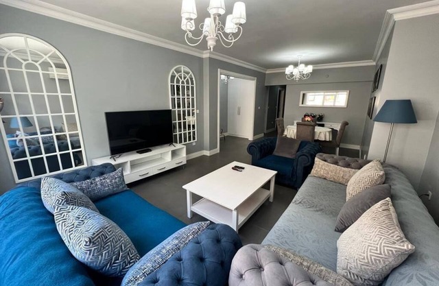 Luxury 3 bedroom king suite -walk to Blue mosque