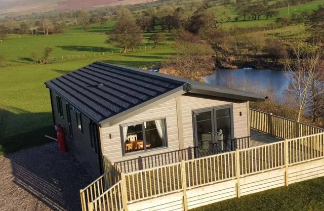 Luxury 3 bedroom, pet-friendly lodge on the side of a beautiful fishing lake.