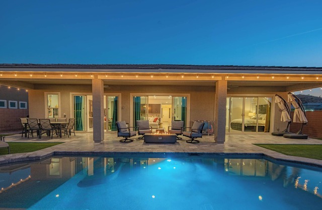 Luxury 3-bedroom Retreat with Gorgeous Heated Pool - Spring Training, Golf & PIR