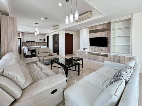 Luxury 3BR Kemang Village Netflix, WiFi, Pool