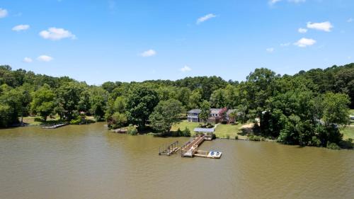 Luxury 4-Acre Lakefront Getaway-Hot Tub, Private Dock, Paddleboards, Pool Table & Karaoke!