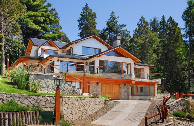 Luxury 4 Bedroom House with Hot Tub HV6