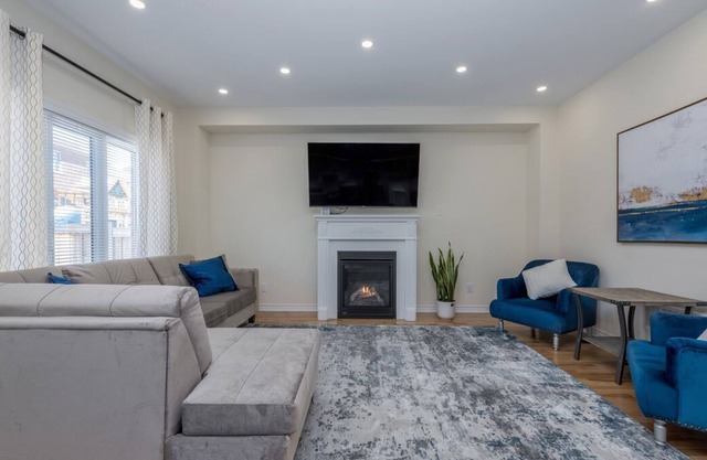 *Luxury* 4 Bdrm Home w/5 Bath & Fast Internet