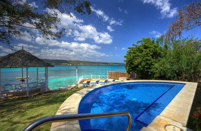 Luxury 4 Bed Cottage in Discovery Bay, Jamaica - Fully Staffed
