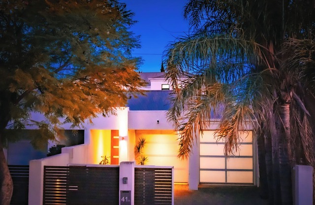 LUXURY- 4 BEDROOM 2 BATHROOM home-UNLEY- Brilliant Location close to city