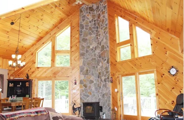 Luxury 4 bedroom home with hot tub & easy access to Kingdom Trails and Burke