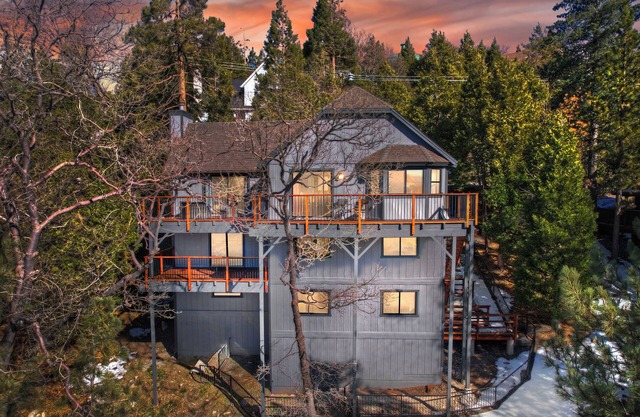 Luxury 4-bedroom chalet with stunning views in Arrowhead Woods