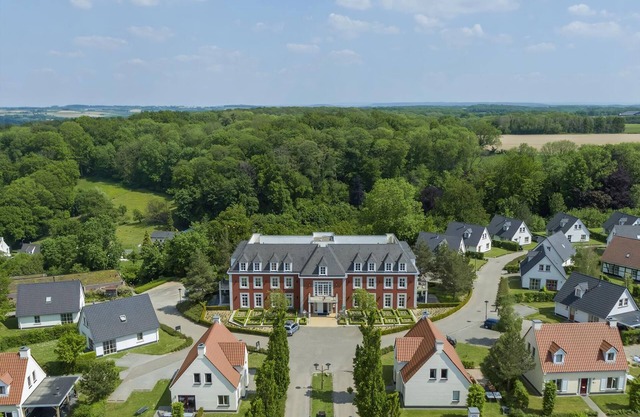 Luxury 4-person Game villa in the holiday park Landal Kasteeldomein De Cauberg