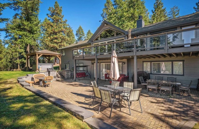 Luxury 4BR Home Whirlpool Spa, Deck & Lake Views