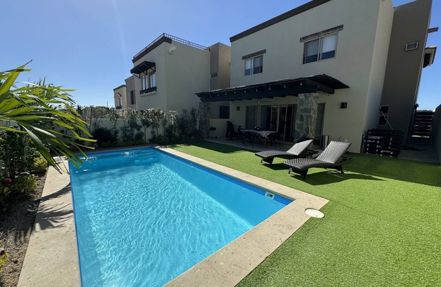 Luxury 4BR Villa Private Heated Pool, Great Location 5 min Downtown Pet Friendly